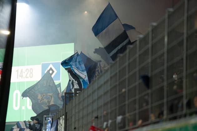 Die Fans des Hamburger SV schwenken Ihre Fahnen, GER, 1. FC Heidenheim vs. Hamburger SV, Fussball, DFB-Pokal, Spielzeit 2025 2026, 28.10.2025, DFB DFL regulations prohibit any use of photographs as image sequences and or quasi-video. GER, 1. FC Heidenheim vs. Hamburger SV, Fussball, DFB-Pokal, Spielzeit 2025 2026, 28.10.2025 Heidenheim Copyright: xMichaelxSchmidt Eibner-Pressefotx EP_MST