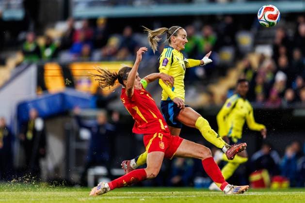 251028 Irene Paredes of Spain and Kosovare Asllani of Sweden during the Women s Nations League semifinal between Sweden and Spain on October 28, 2025 in Gothenburg. Photo: Michael Erichsen BILDBYRAN COP 89 MI0896 fotboll football soccer fotball nations league uefa womens nations league semifinal semifinals sverige sweden spanien spain dam bbeng Copyright: MICHAELxERICHSEN BB251028MI024