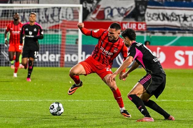 GER, DFB Pokal, 1. FC Heidenheim vs Hamburger SV 28.10.2025, Voith-Arena, Heidenheim, GER, DFB Pokal, 1. FC Heidenheim vs Hamburger SV, im Bild Arijon Ibrahimovic (Heidenheim, 22), Daniel Elfadli (Hamburger SV, 8)