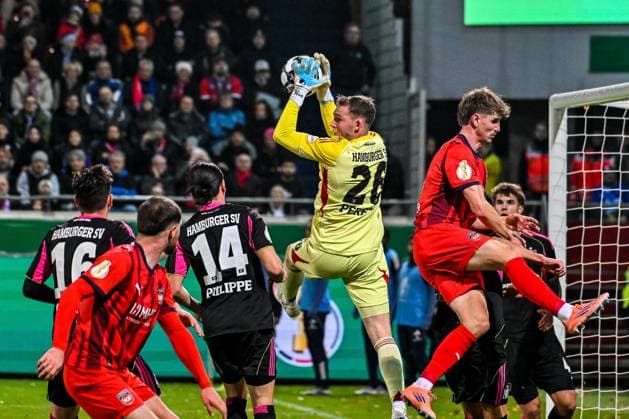 GER, DFB Pokal, 1. FC Heidenheim vs Hamburger SV 28.10.2025, Voith-Arena, Heidenheim, GER, DFB Pokal, 1. FC Heidenheim vs Hamburger SV, im Bild Daniel Peretz (Hamburger SV, 26) faengt eine Flanke
