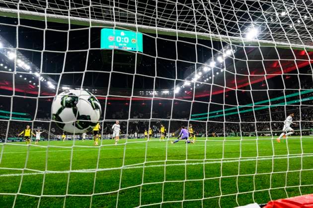 Tor zum 1:0 durch Ansgar Knauff 7 (Eintracht Frankfurt), Eintracht Frankfurt vs. Borussia Dortmund, DFB-Pokal, 2. Runde, 28.10.2025 DFB regulations prohibit any use of photographs as image sequences and or quasi-video Frankfurt Hessen Deutschland