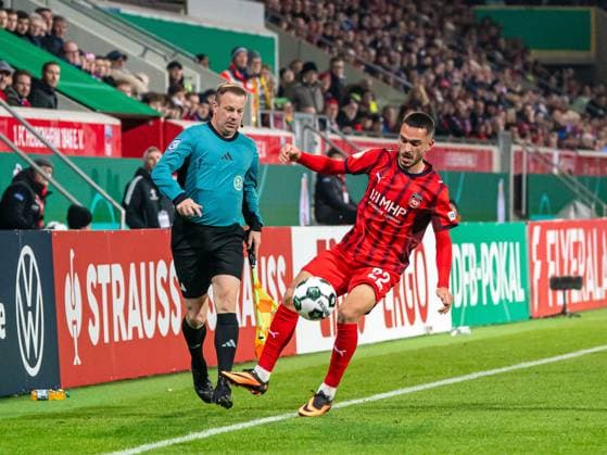 Arijon Ibrahimovic (FC Heidenheim, 22) nimmt den Ball an, GER, 1. FC Heidenheim vs. Hamburger SV, Fussball, DFB-Pokal, Spielzeit 2025 2026, 28.10.2025, DFB DFL regulations prohibit any use of photographs as image sequences and or quasi-video. GER, 1. FC Heidenheim vs. Hamburger SV, Fussball, DFB-Pokal, Spielzeit 2025 2026, 28.10.2025 Heidenheim Copyright: xMichaelxSchmidt Eibner-Pressefotx EP_MST