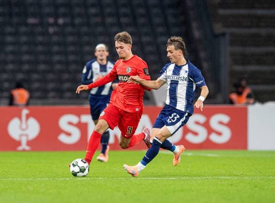 Fußball, Herren, Saison 2025 2026, DFB-Pokal (2. Runde), Hertha BSC - SV Elversberg, v. l. Otto Stange (Elversberg), Michal Karbownik (Hertha BSC), 28.10.2025, Copyright: xSebastianxRäppold MatthiasxKochx