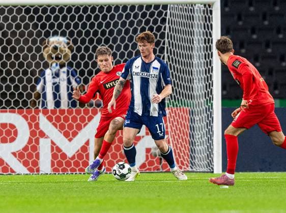 Fußball, Herren, Saison 2025 2026, DFB-Pokal (2. Runde), Hertha BSC - SV Elversberg, v. l. Lukas Pinckert (Elversberg), Sebastian Grönning (Hertha BSC), Otto Stange (Elversberg), 28.10.2025, Copyright: xSebastianxRäppold MatthiasxKochx