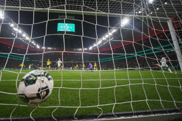 Fußball DFB Pokal - Eintracht Frankfurt - Borussia Dortmund am 28.10.2025 im Deutsche Bank Park in Frankfurt Ansgar Knauff (Frankfurt 7) erzielt gegen Torwart Gregor Kobel (Dortmund 1) das Tor zum 1 zu 0