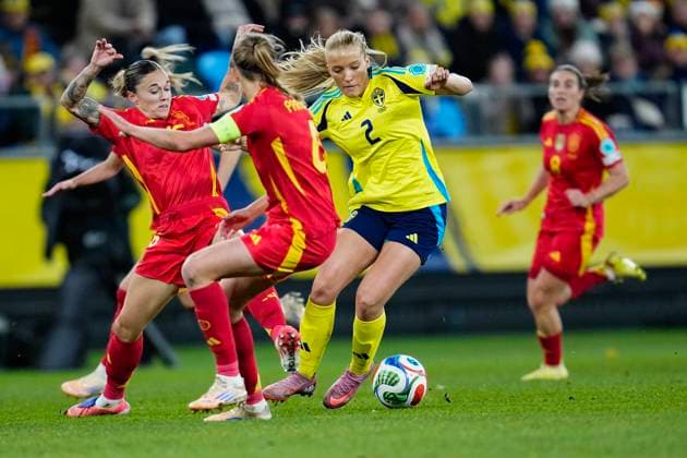 GOTHENBURG, SWEDEN 20251028 Sweden s Smilla Holmberg dribbles past Spain s Irene Paredes and Mapi Leon during the women s Nations League semi-final between Sweden and Spain at Gamla Ullevi in Gothenburg, Sweden, Tuesday, October 28, 2025. GÖTEBORG SWEDEN x9200x
