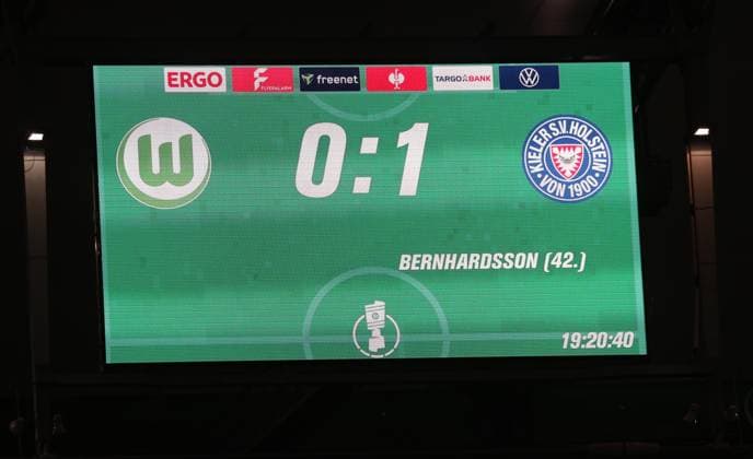 Halbzeit Fussball, Saison 2025 2026, Maenner, Herren, DFB Pokal, 2. Hauptrunde, Volkswagenarena Wolfsburg, VfL Wolfsburg gegen Holstein Kiel DFL REGULATIONS PROHIBIT ANY USE OF PHOTOGRAPHS AS IMAGE SEQUENCES AND OR QUASI-VIDEO.
