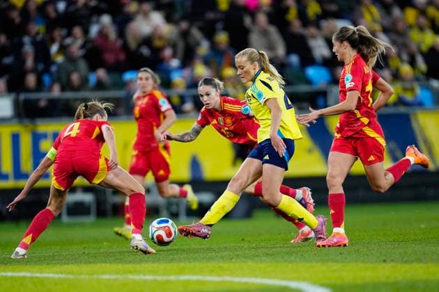 GOTHENBURG, SWEDEN 20251028 Sweden s Smilla Holmberg against Spain s Irene Paredes, Mapi Leon and Laia Aleixandri during the women s Nations League semi-final between Sweden and Spain at Gamla Ullevi in Gothenburg, Sweden, Tuesday, October 28, 2025. GÖTEBORG SWEDEN x9200x