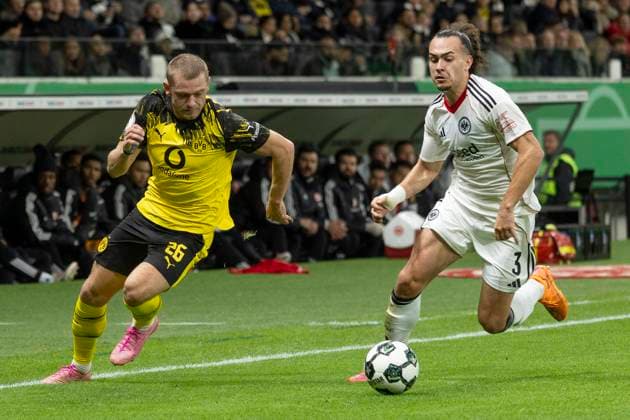 DFB-Pokal: Eintracht Frankfurt - Borussia Dortmund, 28.10.2025 Arthur Theate (Eintracht Frankfurt 3) & Julian Ryerson (Dortmund 26) im Kampf um den Ball,Eintracht Frankfurt - Borussia Dortmund, Frankfurt, Deutsche Bank Park, 28.10.2025 Copyright: xBEAUTIFULxSPORTS Gawlikx