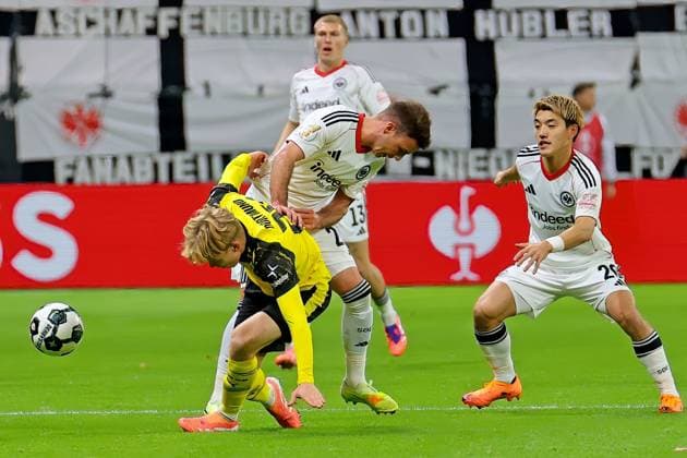 Frankfurt, Deutschland 28. Oktober 2025: DFB Pokal - 2025 2026 - Eintracht Frankfurt vs. Borussia Dortmund Im Bild: v.li. beim Kampf um den Ball: Daniel Svensson (Dortmund), Mario Götze Goetze (Frankfurt) und Ritsu Doan (Frankfurt). DFB regulations prohibit any use of photographs as image sequences and or quasi-video Deutsche Bank Park Hessen Copyright: xFotostandx xRacochax