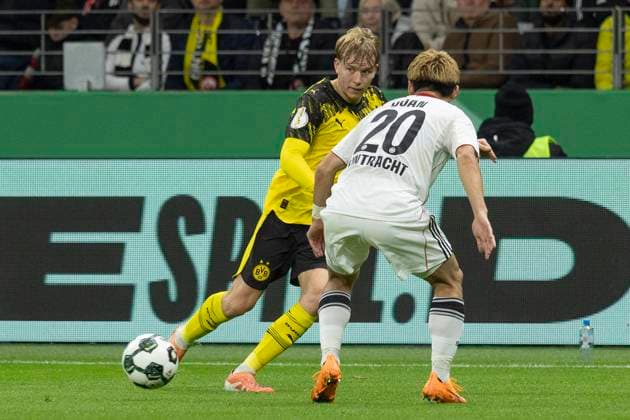 DFB-Pokal: Eintracht Frankfurt - Borussia Dortmund, 28.10.2025 Daniel Svensson (Dortmund 24) & Ritsu Doan (Eintracht Frankfurt 20) im Kampf um den Ball, Eintracht Frankfurt - Borussia Dortmund, Frankfurt, Deutsche Bank Park, 28.10.2025 Copyright: xBEAUTIFULxSPORTS Gawlikx