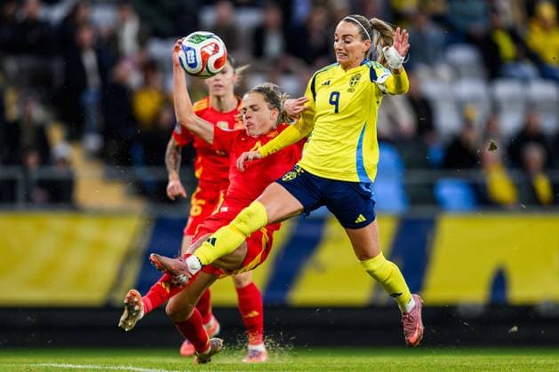 251028 Irene Paredes of Spain and Kosovare Asllani of Sweden during the Women s Nations League semifinal between Sweden and Spain on October 28, 2025 in Gothenburg. Photo: Carl Sandin BILDBYRAN kod CS MI0896 fotboll football soccer fotball nations league uefa womens nations league semifinal semifinals sverige sweden spanien spain dam bbeng Copyright: CARLxSANDIN BB251028CS031