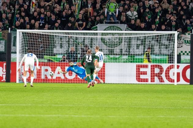 Deutschland, Fussball, DFB-Pokal, 2. Runde, 2025 2026, VfL Wolfsburg - Holstein Kiel am 28.10. in Wolfsburg (Volkswagen-Arena): Alexander Bernhardsson (Holstein Kiel 11) Elfmeter zum 0:1 Copyright: xSvenxHeidmannx