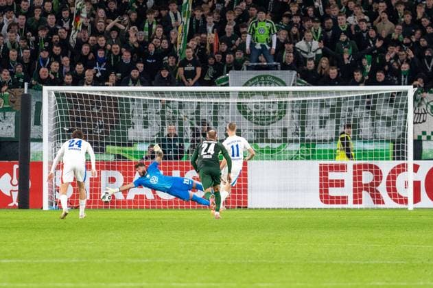 Deutschland, Fussball, DFB-Pokal, 2. Runde, 2025 2026, VfL Wolfsburg - Holstein Kiel am 28.10. in Wolfsburg (Volkswagen-Arena): Alexander Bernhardsson (Holstein Kiel 11) Elfmeter zum 0:1 Copyright: xSvenxHeidmannx