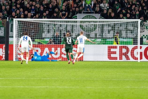 Deutschland, Fussball, DFB-Pokal, 2. Runde, 2025 2026, VfL Wolfsburg - Holstein Kiel am 28.10. in Wolfsburg (Volkswagen-Arena): Alexander Bernhardsson (Holstein Kiel 11) Elfmeter zum 0:1 Copyright: xSvenxHeidmannx