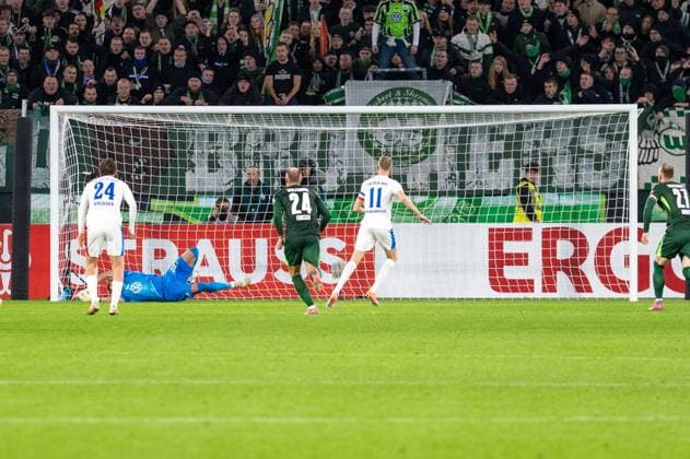 Deutschland, Fussball, DFB-Pokal, 2. Runde, 2025 2026, VfL Wolfsburg - Holstein Kiel am 28.10. in Wolfsburg (Volkswagen-Arena): Alexander Bernhardsson (Holstein Kiel 11) Elfmeter zum 0:1 Copyright: xSvenxHeidmannx