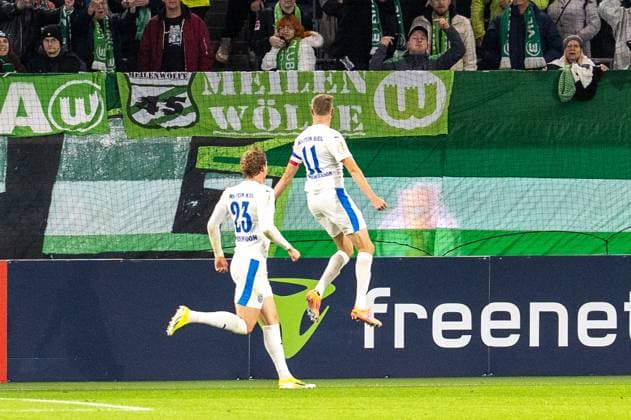 Deutschland, Fussball, DFB-Pokal, 2. Runde, 2025 2026, VfL Wolfsburg - Holstein Kiel am 28.10. in Wolfsburg (Volkswagen-Arena): Alexander Bernhardsson (Holstein Kiel 11) Elfmeter zum 0:1 Torjubel Copyright: xSvenxHeidmannx