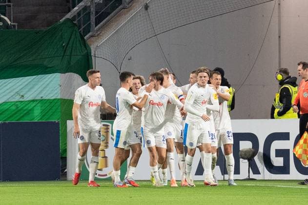 Deutschland, Fussball, DFB-Pokal, 2. Runde, 2025 2026, VfL Wolfsburg - Holstein Kiel am 28.10. in Wolfsburg (Volkswagen-Arena): Alexander Bernhardsson (Holstein Kiel 11) Elfmeter zum 0:1 Torjubel Copyright: xSvenxHeidmannx