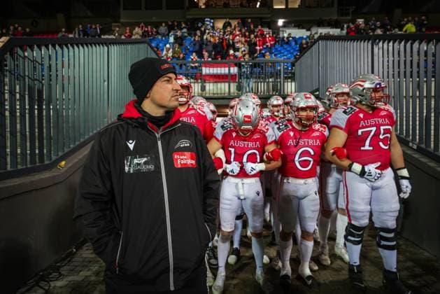 AMERICAN FOOTBALL - IFAF EC, AUT vs FIN KREFELD,GERMANY,28.OCT.25 - AMERICAN FOOTBALL - IFAF European Championship, EM, Europameisterschaft gold medal game, final, Austria vs Finland. Image shows head Coach Max Sommer (AUT) with his team.  GEPAxpictures xDavidxBitzan