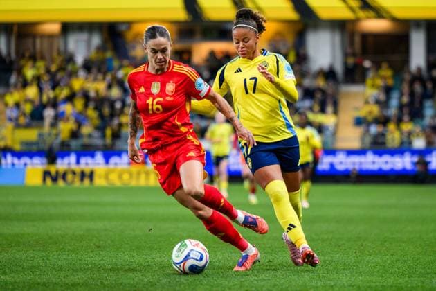 251028 Maria Leon of Spain and Felicia Schröder of Sweden during the Women s Nations League semifinal between Sweden and Spain on October 28, 2025 in Gothenburg. Photo: Carl Sandin BILDBYRAN kod CS MI0896 fotboll football soccer fotball nations league uefa womens nations league semifinal semifinals sverige sweden spanien spain dam bbeng Copyright: CARLxSANDIN BB251028CS032
