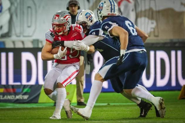AMERICAN FOOTBALL - IFAF EC, AUT vs FIN KREFELD,GERMANY,28.OCT.25 - AMERICAN FOOTBALL - IFAF European Championship, EM, Europameisterschaft gold medal game, final, Austria vs Finland. Image shows Tobias Bonatti (AUT) and Elmeri Laalo (FIN).  GEPAxpictures xDavidxBitzan