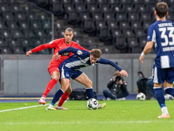 Fußball, Herren, Saison 2025 2026, DFB-Pokal (2. Runde), Hertha BSC - SV Elversberg, v. l. Jan Gyamerah (Elversberg), Maurice Krattenmacher (Hertha BSC), Michal Karbownik (Hertha BSC), 28.10.2025, Copyright: xSebastianxRäppold MatthiasxKochx
