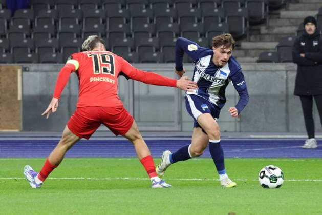 DEU, DFB-Pokal, Hertha BSC vs. Elversberg, 28.10.2025, Berliner Olympiastadion, Berlin, DEU, DFB-Pokal, Hertha BSC vs. Elversberg, im Bild Maurice Krattenmacher (Hertha BSC Berlin 14), Lukas Pinckert (Elversberg 19) DFL - regulations prohibit any use of Photographs as image sequences and or quasi-video