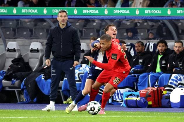 DEU, DFB-Pokal, Hertha BSC vs. Elversberg, 28.10.2025, Berliner Olympiastadion, Berlin, DEU, DFB-Pokal, Hertha BSC vs. Elversberg, im Bild Marton Dardai (Hertha BSC Berlin 31), Cheftrainer Stefan Leitl (Hertha BSC Berlin), BAMBASE CONTE (Elversberg 10) DFL - regulations prohibit any use of Photographs as image sequences and or quasi-video