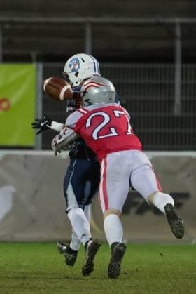 AMERICAN FOOTBALL - IFAF EC, AUT vs FIN KREFELD,GERMANY,28.OCT.25 - AMERICAN FOOTBALL - IFAF European Championship, EM, Europameisterschaft gold medal game, final, Austria vs Finland. Image shows Nikolaus Huszar (AUT) and Elmeri Laalo (FIN).  GEPAxpictures xDavidxBitzan