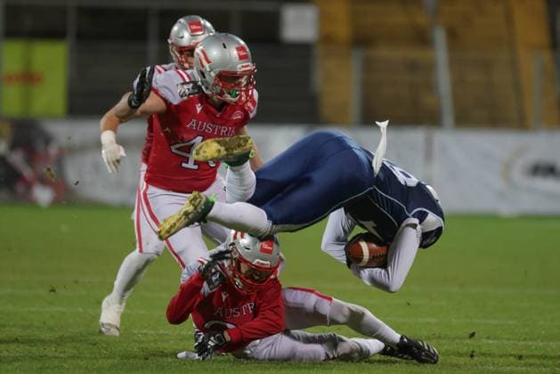 AMERICAN FOOTBALL - IFAF EC, AUT vs FIN KREFELD,GERMANY,28.OCT.25 - AMERICAN FOOTBALL - IFAF European Championship, EM, Europameisterschaft gold medal game, final, Austria vs Finland. Image shows Paul Schachner (AUT) and Onni Kärki (FIN).  GEPAxpictures xDavidxBitzan