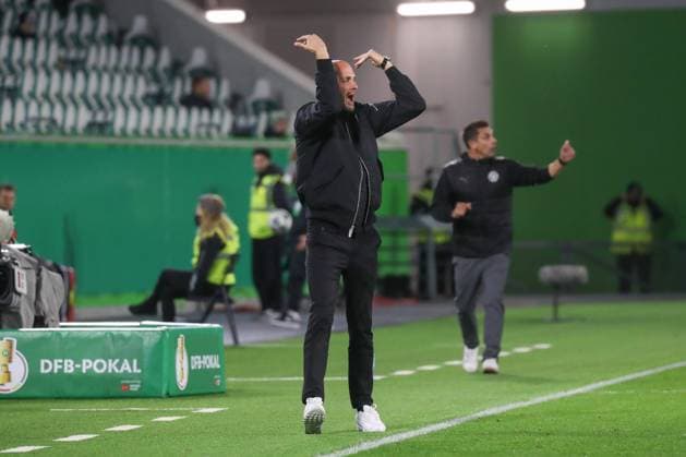 28.10.2025, xgox, Fussball - DFB Pokal 2.Runde VfL Wolfsburg - Holstein Kiel emspor, v.l. Paul Simonis (Wolfsburg, Trainer) gibt Anweisungen, gestikuliert mit den Armen, gesticulate, gives instructions (DFL DFB REGULATIONS PROHIBIT ANY USE OF PHOTOGRAPHS as IMAGE SEQUENCES and or QUASI-VIDEO) Wolfsburg