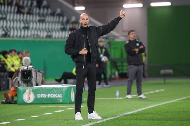 28.10.2025, xgox, Fussball - DFB Pokal 2.Runde VfL Wolfsburg - Holstein Kiel emspor, v.l. Paul Simonis (Wolfsburg, Trainer) gibt Anweisungen, gestikuliert mit den Armen, gesticulate, gives instructions (DFL DFB REGULATIONS PROHIBIT ANY USE OF PHOTOGRAPHS as IMAGE SEQUENCES and or QUASI-VIDEO) Wolfsburg