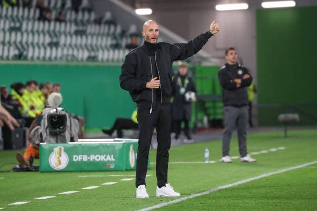 28.10.2025, xgox, Fussball - DFB Pokal 2.Runde VfL Wolfsburg - Holstein Kiel emspor, v.l. Paul Simonis (Wolfsburg, Trainer) gibt Anweisungen, gestikuliert mit den Armen, gesticulate, gives instructions (DFL DFB REGULATIONS PROHIBIT ANY USE OF PHOTOGRAPHS as IMAGE SEQUENCES and or QUASI-VIDEO) Wolfsburg