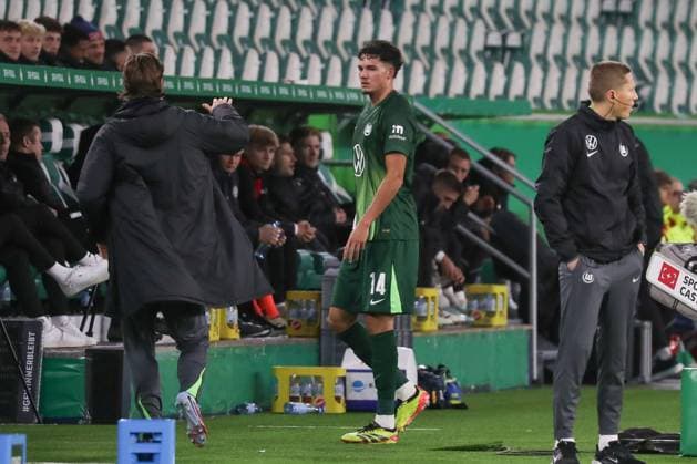 28.10.2025, xgox, Fussball - DFB Pokal 2.Runde VfL Wolfsburg - Holstein Kiel emspor, v.l. Jenson Seelt (Wolfsburg, 14) Rote Karte, Platzverweis, sent off, auf dem Weg in die Kabine (DFL DFB REGULATIONS PROHIBIT ANY USE OF PHOTOGRAPHS as IMAGE SEQUENCES and or QUASI-VIDEO) Wolfsburg