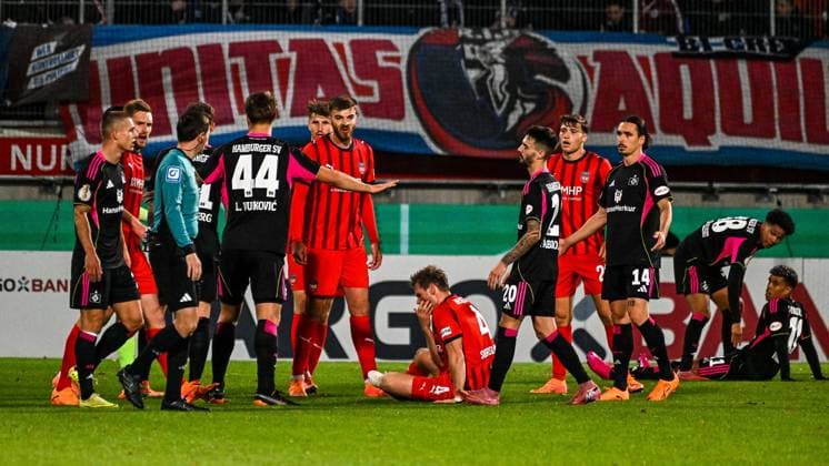 GER, DFB Pokal, 1. FC Heidenheim vs Hamburger SV 28.10.2025, Voith-Arena, Heidenheim, GER, DFB Pokal, 1. FC Heidenheim vs Hamburger SV, im Bild Szene nach Foul durch Tim Siersleben (Heidenheim, 4), anschliesend folgt die rote Karte
