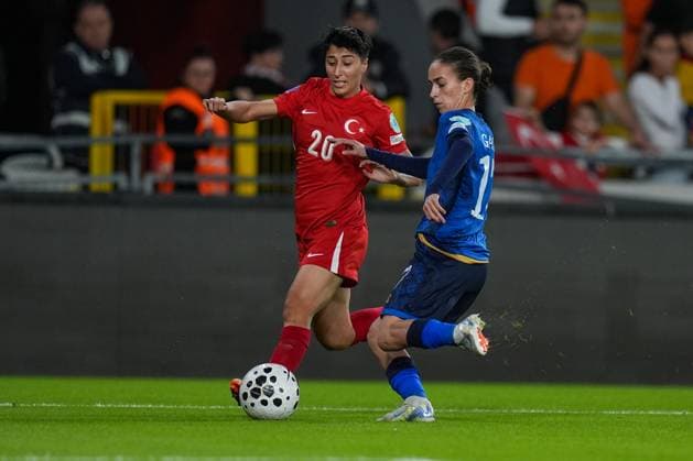 Turkiye v Kosovo - UEFA Nations League IZMIR, TURKIYE - OCTOBER 28: Elif Keskin (20) of Turkiye in action against Argnesa Gashi of Kosovo during the UEFA Nations League B play-off return match between Turkiye and Kosovo at the Gursel Aksel Stadium in Izmir, Turkiye on October 28, 2025. Lokman Ilhan Anadolu Izmir Turkey. Editorial use only. Please get in touch for any other usage.  Copyright: x2025xAnadoluxLokmanxÄ°lhanx