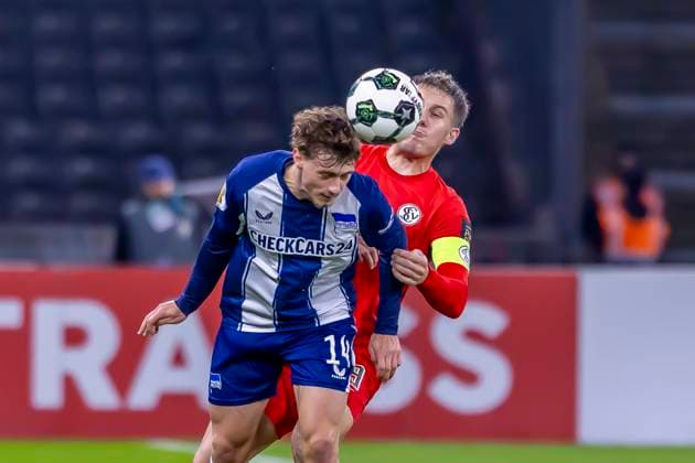 Berlin, Deutschland 28. Oktober 2025: DFB Pokal - 2025 2026 - Hertha BSC Berlin vs. SV Elversberg Im Bild: v. li. im Zweikampf Maurice Krattenmacher (Hertha) und Wojciech Stachowiak (ERC) DFB regulations prohibit any use of photographs as image sequences and or quasi-video. Olympiastadion Berlin Copyright: xFotostandx xSchäferx