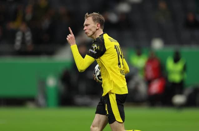 28.10.2025, Fussball DFB-Pokal 2. Runde, Eintracht Frankfurt - Borussia Dortmund, v.l., Maximilian Beier (Borussia Dortmund) jubelnd bejubelt jubelt jubeln über das 1:1 von Julian Brandt (Borussia Dortmund) DFL DFB REGULATIONS PROHIBIT ANY USE OF PHOTOGRAPHS AS IMAGE SEQUENCES AND OR QUASI-VIDEO. xdcx Copyright: HMBxMedia Claus