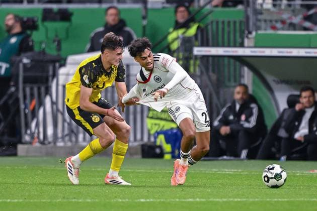 26.10.2025, Fussball, DFB-Pokal, 2.Runde, Saison 2025 2026, Eintracht Frankfurt - Borussia Dortmund, Aaron Anselmino (Borussia Dortmund), Nathaniel Brown (Eintracht Frankfurt) xRHR-FOTO TKx Copyright: RHR-FOTOx RHR-FOTO TK