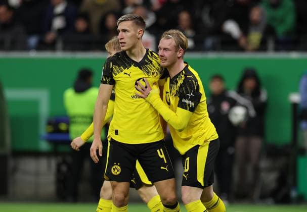 28.10.2025, Fussball DFB-Pokal 2. Runde, Eintracht Frankfurt - Borussia Dortmund, v.l., Torjubel zum 1:1 durch Julian Brandt (Borussia Dortmund), Goal celebration, celebrate the goal, Nico Schlotterbeck (Borussia Dortmund) DFL DFB REGULATIONS PROHIBIT ANY USE OF PHOTOGRAPHS AS IMAGE SEQUENCES AND OR QUASI-VIDEO. xdcx Copyright: HMBxMedia Claus
