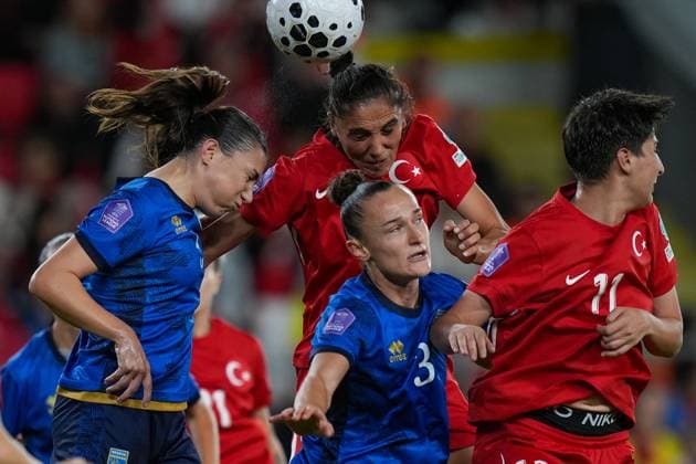 Turkiye v Kosovo - UEFA Nations League IZMIR, TURKIYE - OCTOBER 28: Eda Karatas (rear) of Turkiye in action against Fatlinda Ramaj (3) and Ereleta Memeti (L) of Kosovo during the UEFA Nations League B play-off return match between Turkiye and Kosovo at the Gursel Aksel Stadium in Izmir, Turkiye on October 28, 2025. Lokman Ilhan Anadolu Izmir Turkey. Editorial use only. Please get in touch for any other usage.  Copyright: x2025xAnadoluxLokmanxÄ°lhanx