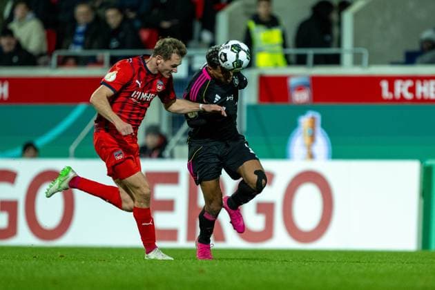 Tim Siersleben (FC Heidenheim, 04), Ransford-Yeboah Koenigsdoerffer (Hamburger SV, 11), fuerht zur Roten Karte, GER, 1. FC Heidenheim vs. Hamburger SV, Fussball, DFB Pokal, 2. Runde, Spielzeit 2025 2026, 28.10.2025, DFL DFB REGULATIONS PROHIBIT ANY USE OF PHOTOGRAPHS AS IMAGE SEQUENCES AND OR QUASI-VIDEO, GER, 1. FC Heidenheim vs. Hamburger SV, Fussball, DFB Pokal, 2. Runde, Spielzeit 2025 2026, 28.10.2025 Heidenheim Copyright: xEibner-Pressefotox EP_EER