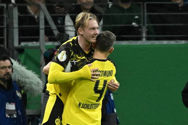 28.10.2025, xjhx, Fussball DFB Pokal 2.Runde, Eintracht Frankfurt - Borussia Dortmund v.l. Torjubel nach dem Tor zum celebrating the goal celebrate 1:1 durch Julian Brandt (Borussia Dortmund) (DFL DFB REGULATIONS PROHIBIT ANY USE OF PHOTOGRAPHS as IMAGE SEQUENCES and or QUASI-VIDEO) Frankfurt am Main