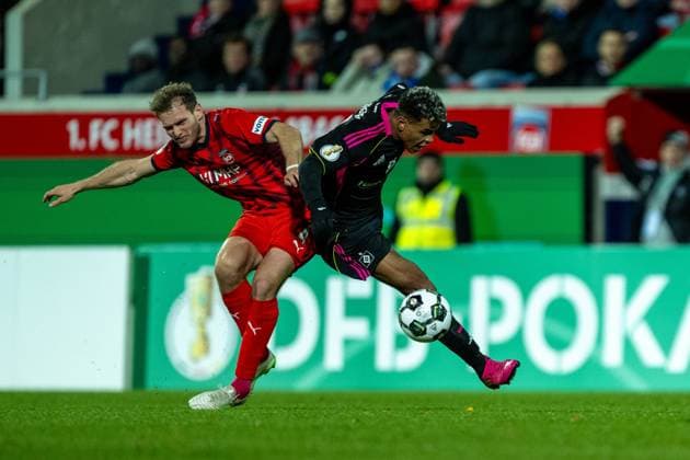 Tim Siersleben (FC Heidenheim, 04), Ransford-Yeboah Koenigsdoerffer (Hamburger SV, 11), fuerht zur Roten Karte, GER, 1. FC Heidenheim vs. Hamburger SV, Fussball, DFB Pokal, 2. Runde, Spielzeit 2025 2026, 28.10.2025, DFL DFB REGULATIONS PROHIBIT ANY USE OF PHOTOGRAPHS AS IMAGE SEQUENCES AND OR QUASI-VIDEO, GER, 1. FC Heidenheim vs. Hamburger SV, Fussball, DFB Pokal, 2. Runde, Spielzeit 2025 2026, 28.10.2025 Heidenheim Copyright: xEibner-Pressefotox EP_EER