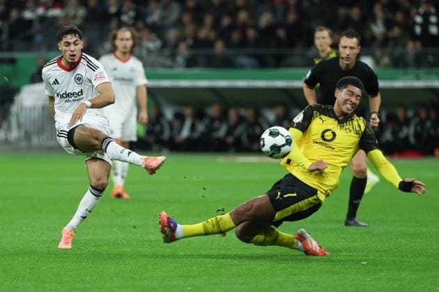 Fußball DFB Pokal - Eintracht Frankfurt - Borussia Dortmund am 28.10.2025 im Deutsche Bank Park in Frankfurt Fares Chaibi (Frankfurt 8) gegen Jobe Bellingham (Dortmund 7)
