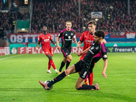 Luca Kerber (FC Heidenheim, 20) im Zweikampf mit Daniel Elfadli (Hamburger SV, 08), GER, 1. FC Heidenheim vs. Hamburger SV, Fussball, DFB-Pokal, Spielzeit 2025 2026, 28.10.2025, DFB DFL regulations prohibit any use of photographs as image sequences and or quasi-video. GER, 1. FC Heidenheim vs. Hamburger SV, Fussball, DFB-Pokal, Spielzeit 2025 2026, 28.10.2025 Heidenheim Copyright: xMichaelxSchmidt Eibner-Pressefotx EP_MST