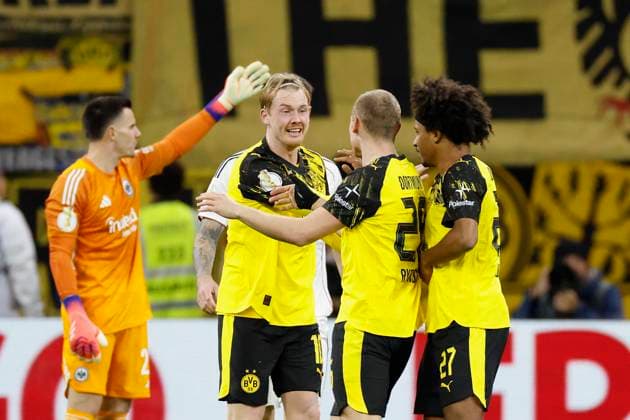 v.l. Torschuetze Julian Brandt (Borussia Dortmund, 10), Julian Ryerson (Borussia Dortmund, 26) und Karim Adeyemi (Borussia Dortmund, 27), Jubel nach dem Tor zum 1:1, jubelnd, bejubelt, jubelt, jubeln, emotionen 28.10.2025, Fussball, DFB-Pokal, Eintracht Frankfurt - Borussia Dortmund, GER, Frankfurt am Main, Deutsche Bank Park, DFB REGULATIONS PROHIBIT ANY USE OF PHOTOGRAPHS AS IMAGE SEQUENCES AND OR QUASI-VIDEO. Copyright: HMBxMedia xHeikoxBecker