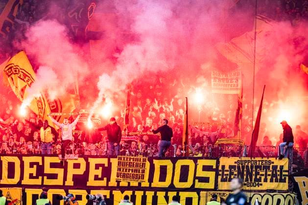 28.10.2025: Fußball: DFB Pokal, 2. Runde: Eintracht Frankfurt - Borussia Dortmund im Deutsche Bank Park. Die Dortmunder Fans zünden Pyro. WICHTIGER HINWEIS: Gemäß den Vorgaben der DFL und des DFB ist es untersagt, in dem Stadion und oder vom Spiel angefertigte Fotoaufnahmen in Form von Sequenzbildern und oder videoähnlichen Fotostrecken zu verwerten bzw. verwerten zu lassen. Copyright: xDavidxInderliedx