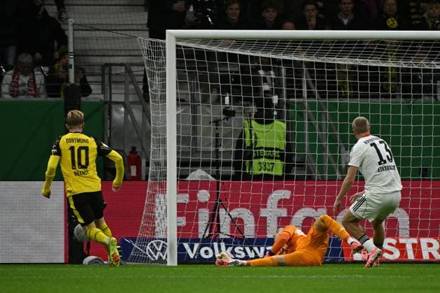 28.10.2025, xjhx, Fussball DFB Pokal 2.Runde, Eintracht Frankfurt - Borussia Dortmund v.l. Julian Brandt (Borussia Dortmund) Torschuetze, erzielt das Tor, Treffer, scores the goal 1:1 Michael Zetterer (Eintracht Frankfurt) (DFL DFB REGULATIONS PROHIBIT ANY USE OF PHOTOGRAPHS as IMAGE SEQUENCES and or QUASI-VIDEO) Frankfurt am Main