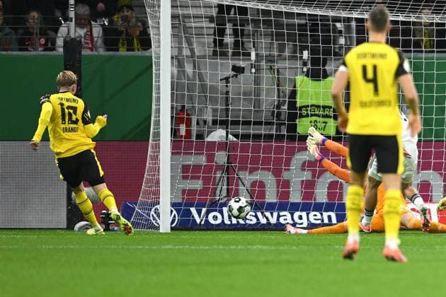 Fußball DFB-Pokal 2. Hauptrunde Eintracht Frankfurt - Borussia Dortmund am 28.10.2025 im Deutsche Bank Park in Frankfurt Torschuss zum 1:1 durch Julian Brandt ( Dortmund ) DFL regulations prohibit any use of photographs as image sequences and or quasi-video.